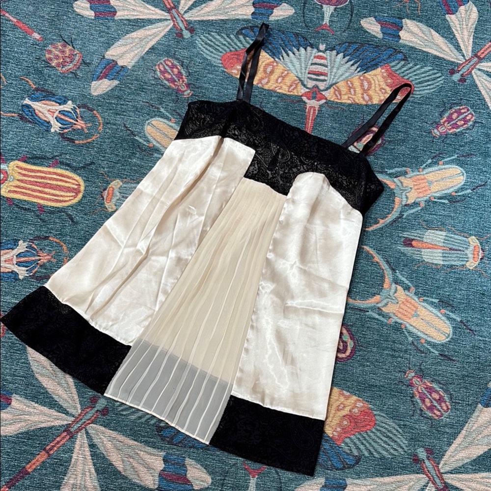 Vintage Victoria’s Secret Black and Cream Lace Art Deco chemise M